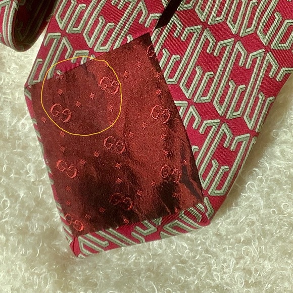 GUCCI Red Monogrammed  Dimensional "G" Vintage Silk Tie Made in ITALY - Picture 11 of 16